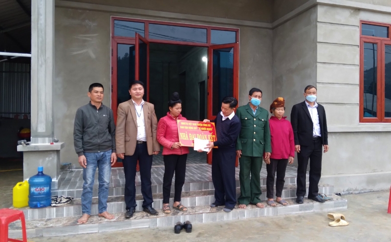 Uỷ ban MTTQ huyện sông Mã trao tiền hỗ trợ xây nhà cho hộ gia đình chị Xiến.
