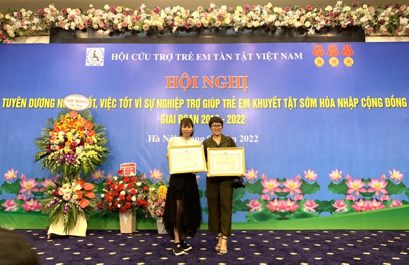 001-151926-1 Trung tâm Vì Ngày Mai và cá nhân chị Nguyễn Thị Hương (áo trắng) vinh dự được Trung ương Hội Cứu trợ trẻ em tàn tật Việt Nam tặng Bằng khen.