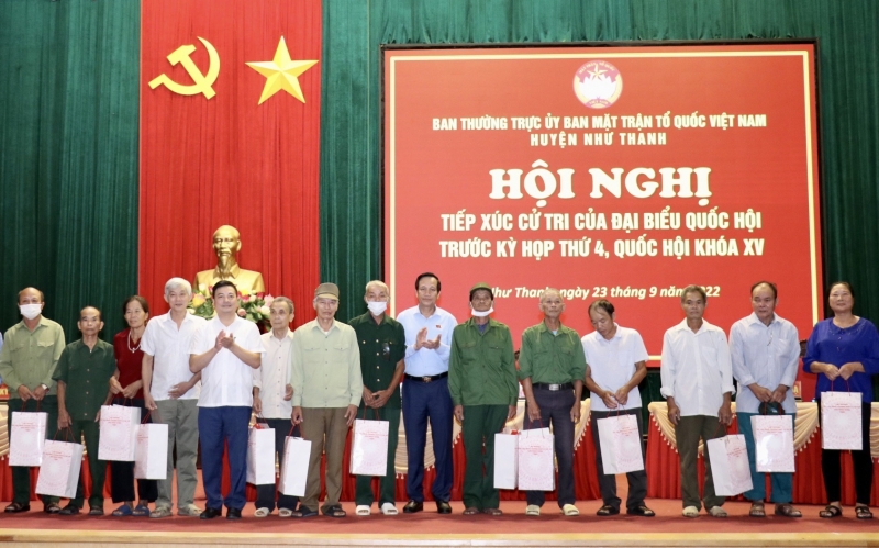 Bộ trưởng Đào Ngọc Dung trao tặng quà cho các gia đình chính sách, người có công huyện Như Thanh.