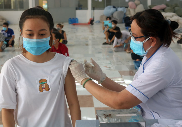 Tiêm vaccine phòng COVID-19 cho trẻ em.