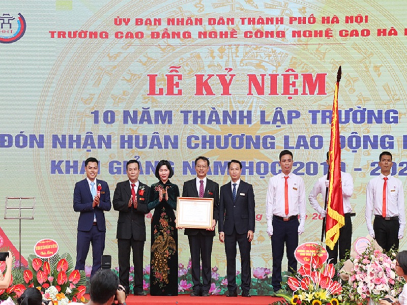 Đồng chí Phùng Thị Hồng Hà trao Huân chương Lao động hạng Ba cho Trường CĐN Công nghệ cao Hà Nội