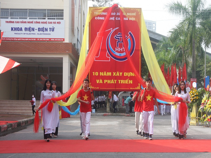 Diễu hành chào cờ của sinh viên trường.