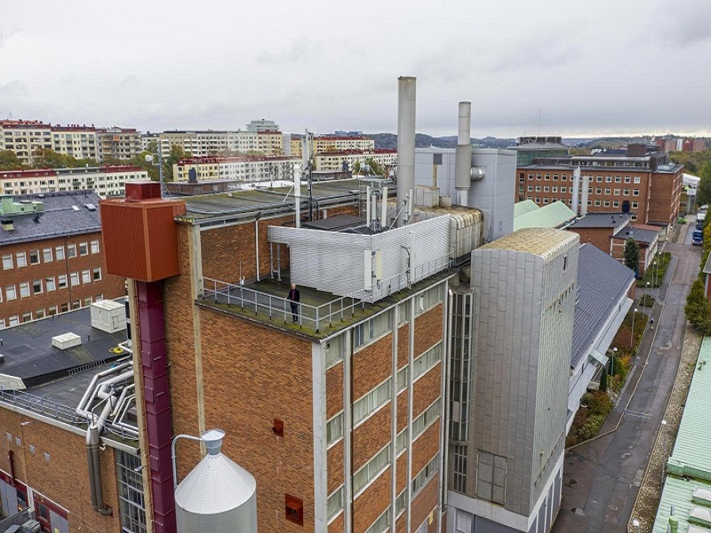 Chalmers Power Central, cơ sở nghiên cứu tiên tiến tập trung vào thu hồi carbon và chuyển đổi sinh khối và chất thải. Người đứng trên nóc nhà là Giáo sư Henrik Thunman.