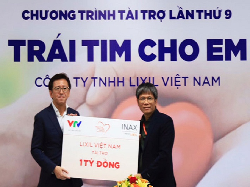 Đại diện chương trình “Trái tim cho em” nhận hỗ trợ 1 tỷ đồng từ Công ty TNHH Lixil Việt Nam.