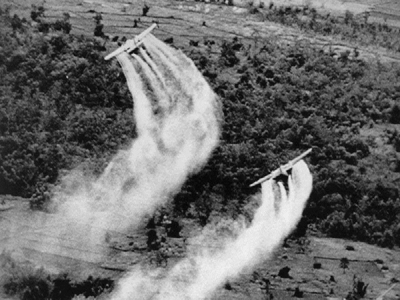 máy bay mỹ rải chất độc da cam xuống VN trong chiến tranh