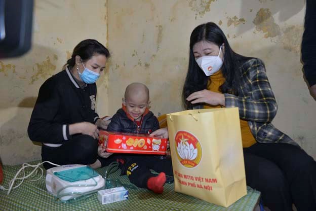 Bà Nguyễn Lan Hương - Chủ tịch Ủy ban MTTQ thành phố Hà Nội tặng quà cho trẻ em đang điều trị tại Bệnh viện Nhi Trung ương.