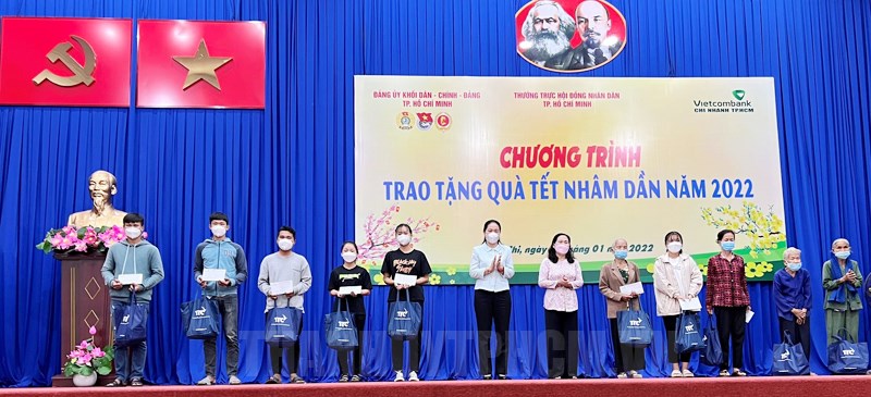 Ban tổ chức chương trình trao tặng quà cho người già neo đơn tại huyện Củ Chi. (Ảnh: Thành uỷ TP.HCM).