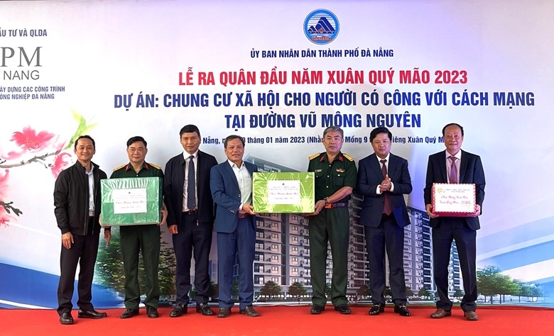 Ông Lương Nguyễn Minh Triết – Phó Bí thư thường trực Thành uỷ, Chủ tịch HĐND TP.Đà Nẵng chúc tết, tặng quà các đơn vị thi công dự án.