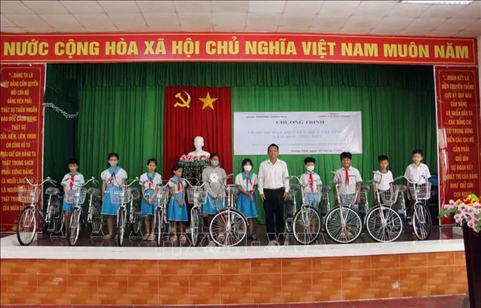 Ban tổ chức trao tặng xe đạp cho các em học sinh có hoàn cảnh khó khăn.