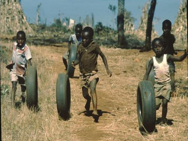Trẻ em Zimbabwe phát minh ra một trò chơi sử dụng lốp xe mòn