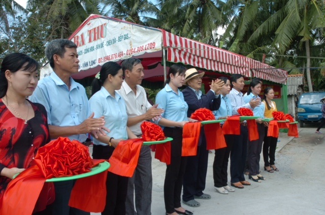 Tạp chí Đồng Hành Việt và công ty Vạn Đức tài trợ xây đường, tặng xe cứu thương tỉnh Vĩnh Long