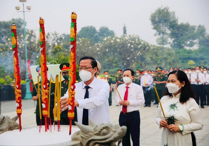 Chủ tịch UBND TP.HCM Phan Văn Mãi cùng các đại biểu dâng hương tưởng niệm các anh hùng liệt sĩ tại Nghĩa trang liệt sĩ TP.HCM.