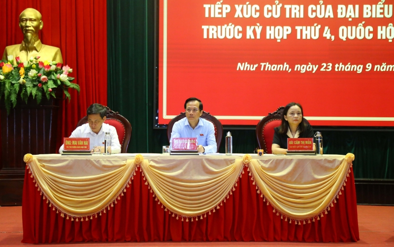 Bộ trưởng Đào Ngọc Dung cùng các ĐBQH tại buổi tiếp xúc cử tri huyện Như Thanh