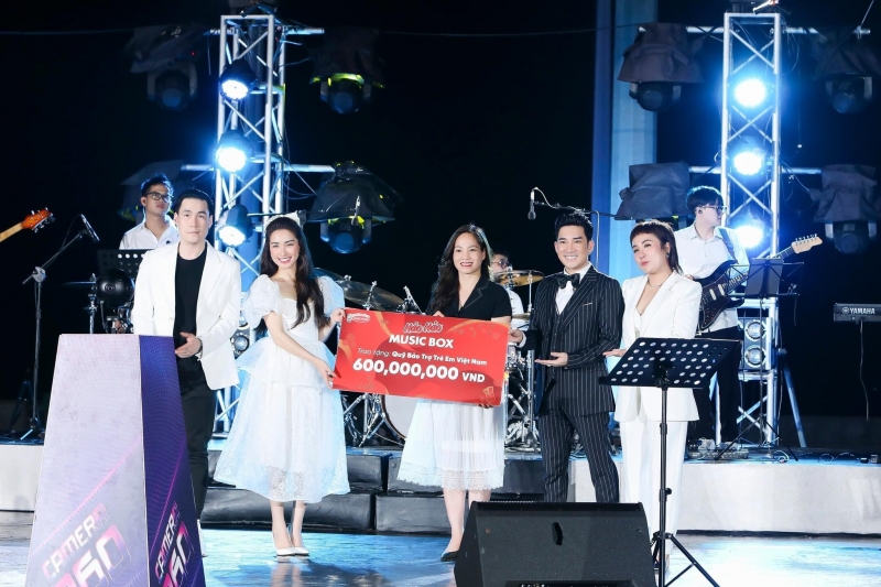 Đại diện lãnh đạo Quỹ BTTEVN nhận biển tài trợ trong đêm nhạc lần thứ 5 tại thành phố Vũng Tàu.