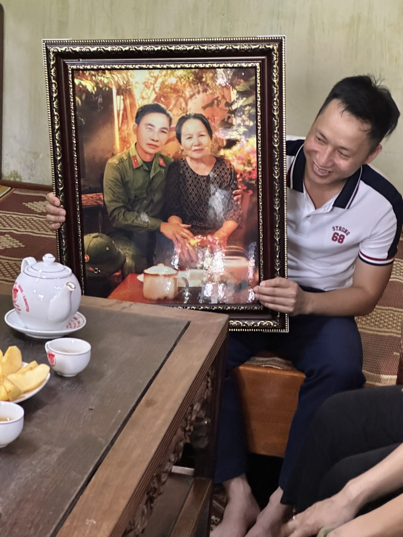 Bức ảnh đoàn viên giữa người vợ và người chồng liệt sĩ ở Hưng Yên.