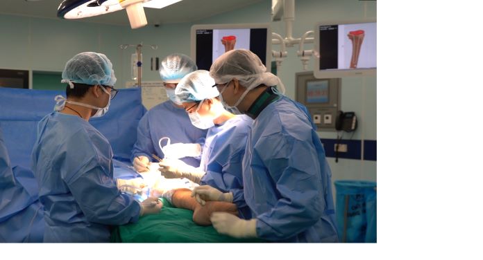 Các bác sĩ Trung tâm CTCH&YHTT của Vinmec trong ca mổ dài 4h thay xương cho bệnh nhân

Ngô Thị Tuất