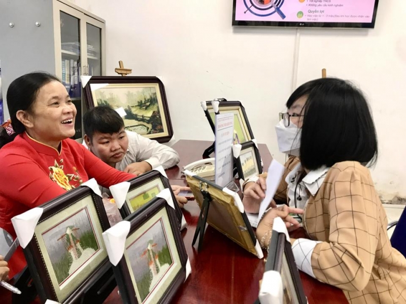 Người khuyết tật đang tìm hiểu thông tin việc làm tại Công ty TNHH Thêu tranh ảnh cao cấp Hoàng Thị Khương