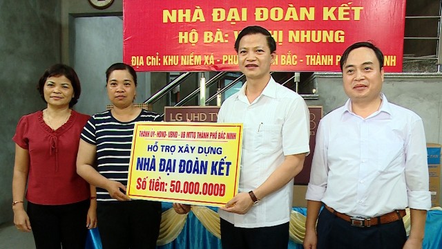 bi_thu_du_le_ban_giao_nha_ddk1-14_46_58_894-092367-1 Tỉnh Bắc Ninh phấn đấu xây dựng 262 nhà Đại đoàn kết cho hộ nghèo trong năm 2022 (Ảnh MH).