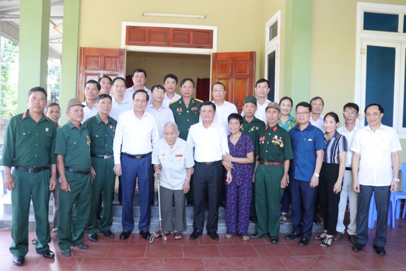 Bộ trưởng Đào Ngọc Dung cùng Bí thư tỉnh ủy Nghệ An Thái Thanh Quý, chụp ảnh lưu niệm với gia đình Cán bộ lão thành cách mạng Hoàng Văn Bằng (Ảnh H.Giáp)