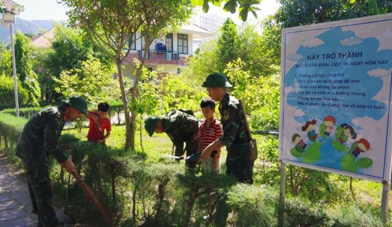 Cán bộ, đoàn viên Trường Sĩ quan Thông tin cùng các em Làng trẻ em SOS Nha Trang tham gia cắt tỉa hàng cây xanh, tạo cảnh quan xanh, sạch, đẹp cho Làng