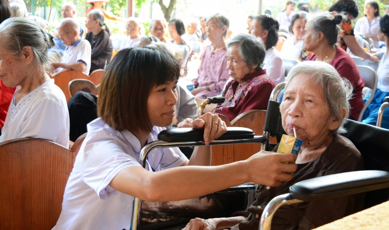 Điều dưỡng Oanh luôn tận tụy chăm sóc các cụ già.