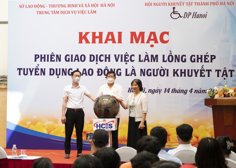 Phó Giám đốc Sở LĐ-TB&XH Hà Nội Hoàng Thành Thái (đứng giữa) và Chủ tịch Hội Người khuyết tật Hà Nội Dương Thị Vân, Phó Giám đốc Trung tâm Dịch vụ việc làm Hà Nội Vũ Quang Thành bấm chuông khai mạc Phiên Giao dịch việc làm lồng ghép tuyển dụng lao động người khuyết tật.