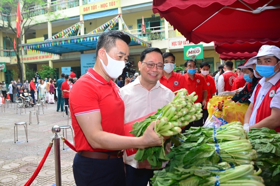 Phiên Chợ Nhân đạo tại 59 tỉnh, thành phố đã được tổ chức trong Tháng Nhân đạo 2020.