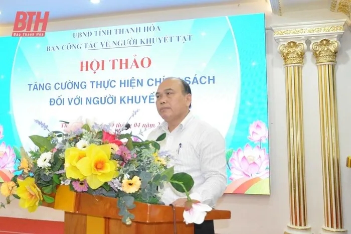 Đại diện lãnh đạo Sở Giáo dục và Đào tạo trình bày tham luận tại hội thảo