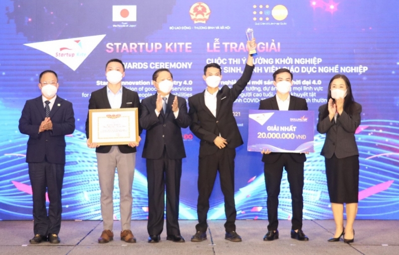 Thứ trưởng Bộ LĐ-TB&XH Lê Tấn Dũng trao giải Nhất cho dự án Gậy thông minh cho sinh viên trường Cao đẳng Việt-Đức Nghệ An