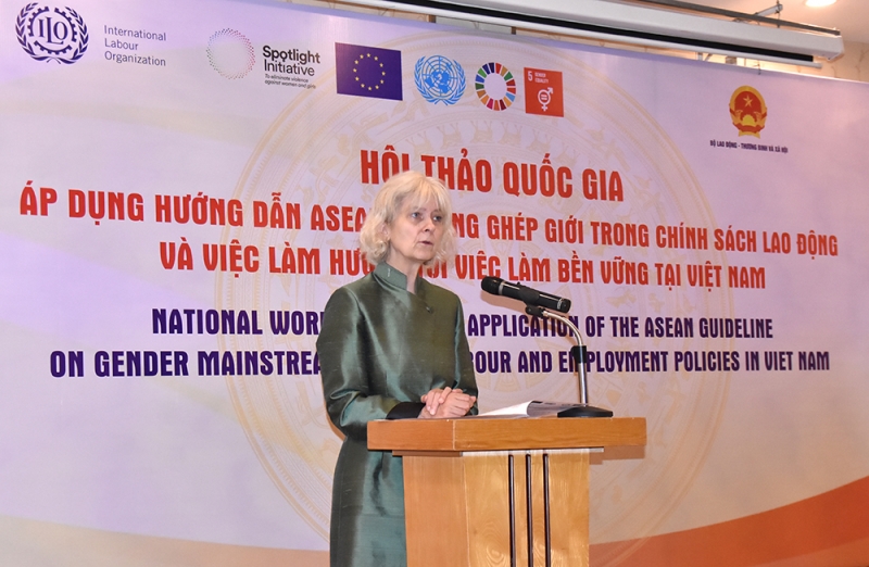Bà Ingrid Christensen, Giám đốc Văn phòng Tổ chức Lao động quốc tế (ILO) tại Việt Nam nhấn mạnh việc giải quyết bất bình đẳng giới trong lĩnh vực lao động và việc làm đòi hỏi sư vào cuộc mạnh mẽ của các bên liên quan
