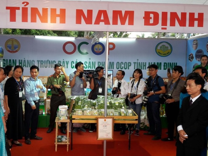 Thủ tướng Nguyễn Xuân Phúc đi thăm các gian hàng