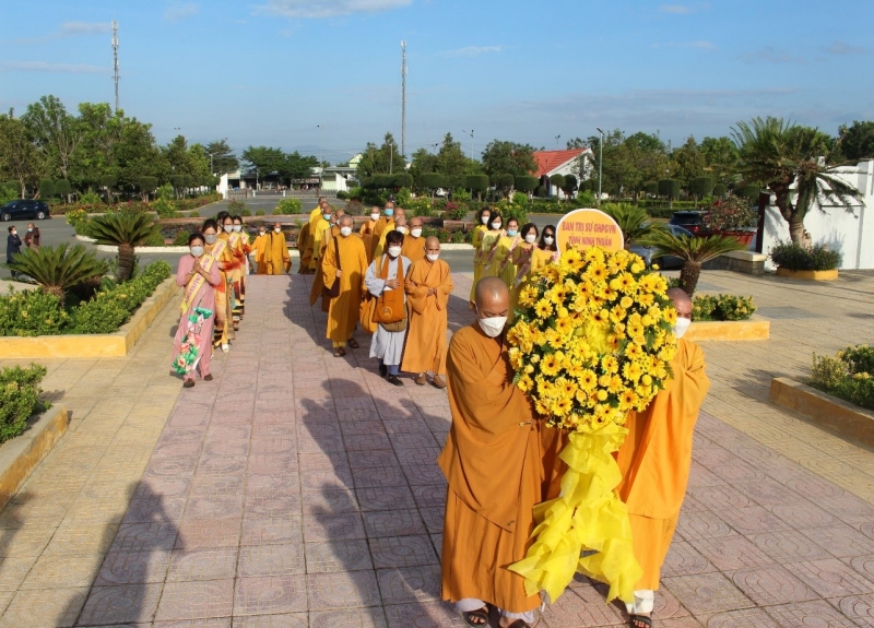 Giáo hội phật giáo tỉnh Ninh Thuận viếng nghĩa trang liệt sĩ.