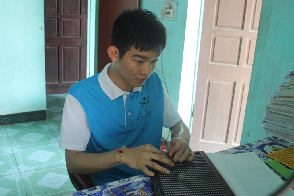 Trần Việt Hoàng – Cậu học trò khiếm thị giành học bổng 2,2 tỷ đồng