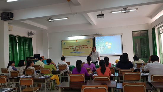 Ông Đinh Tiến Hải – PGĐ Quỹ BTTE Việt Nam tập huấn  với các giáo viên trường tiểu học-trung học cơ sở Tam Lập (huyện Phú Giáo, tỉnh Bình Dương) Chương trình “Hỗ trợ sữa miễn phí cho trẻ em tiểu học” giai đoạn 2017 – 2022.