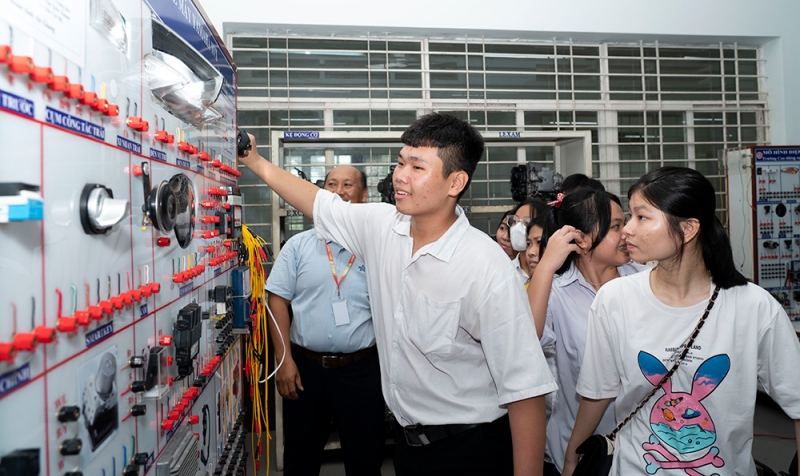 Các em học sinh tìm hiểu các ngành nghề mà Trường Cao đẳng Nghề An Giang đào tạo. (Ảnh: CTTĐT An Giang).