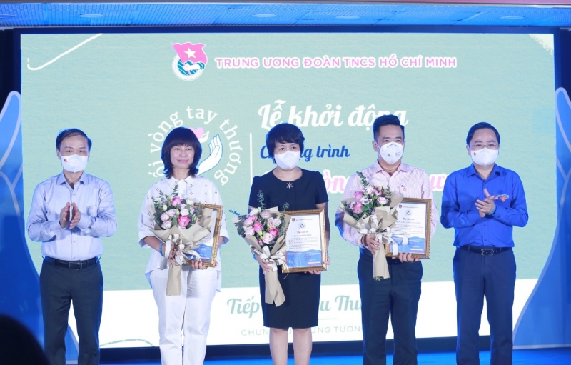 Ông Phạm Tất Thắng - Phó Trưởng Ban thường trực Ban Dân vận Trung ương và anh Nguyễn Anh Tuấn - Bí thư thứ nhất T.Ư Đoàn trao thư cảm ơn của chương trình tới các đơn vị đồng hành.