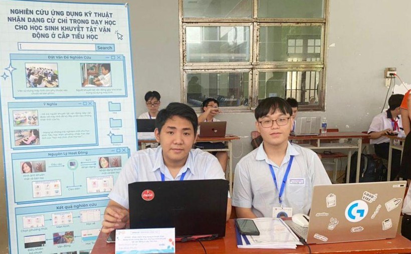 Em Đinh Thành Nhật (đeo kính) và Trần Đình Phước (học sinh lớp 12, Trường THPT chuyên Lê Quý Đôn – TP Đà Nẵng).