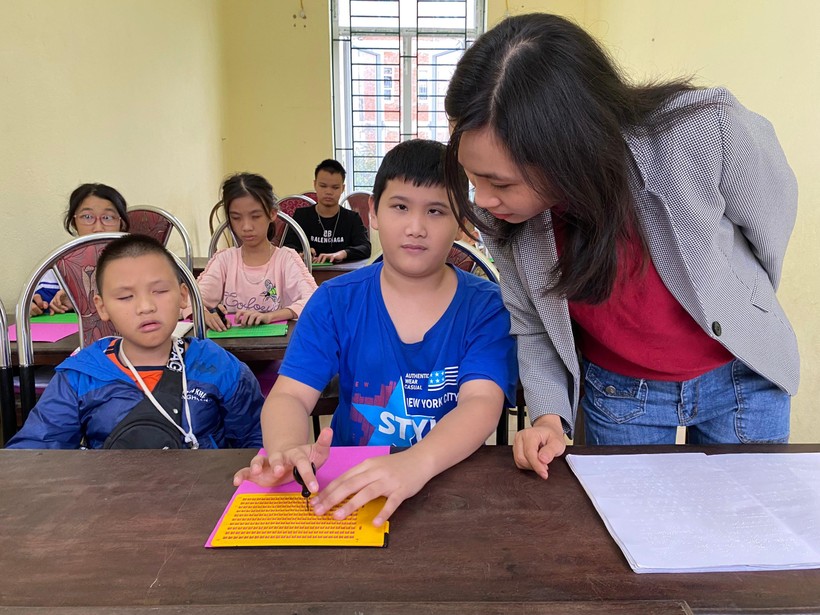 Giáo viên sát sao theo dõi từng em để có thể định hướng nghề đúng cho học sinh khiếm thị.