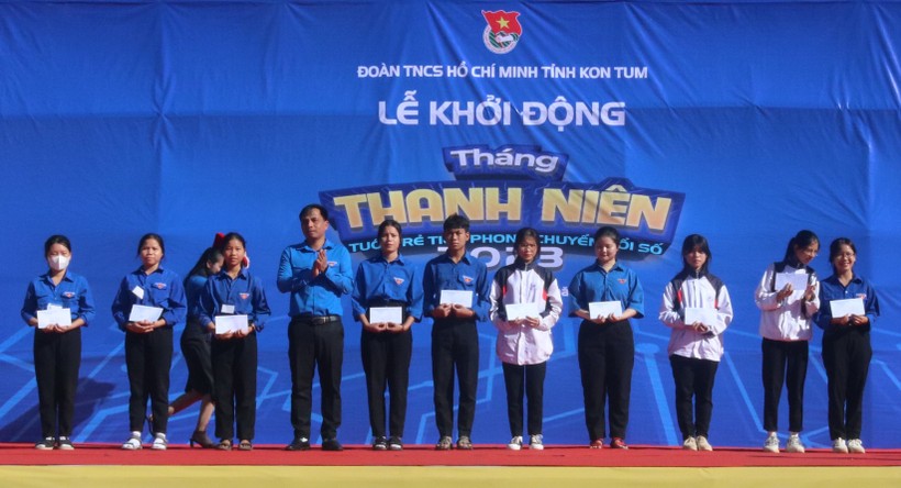 10 suất học bổng được trao cho học sinh có hoàn cảnh khó khăn trên địa bàn huyện Sa Thầy