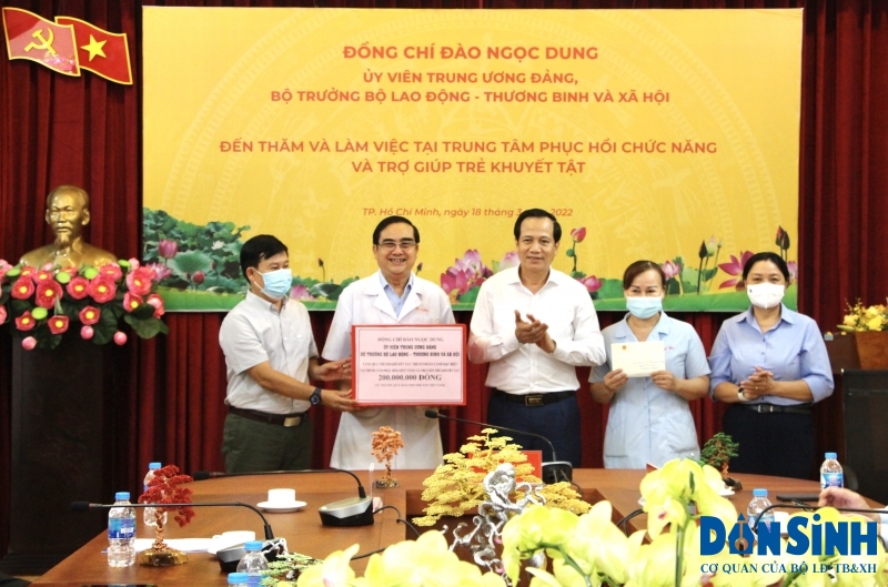 Bộ trưởng Đào Ngọc Dung trao tặng 200 triệu đồng (từ nguồn Quỹ Bảo trợ trẻ em Việt Nam) cho trẻ em khuyết tật có hoàn cảnh đặc biệt tại Trung tâm 38 Tú Xương.