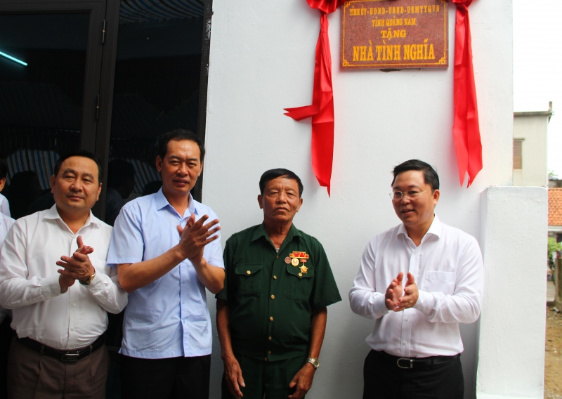 Lễ khánh thành nhà tình nghĩa cho gia đình thương binh Cao Thành Vơi