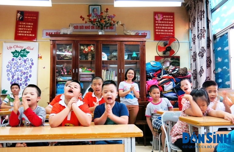Học sinh khuyết tật Trường tiểu học Bình Minh (Hà Nội) trong giờ học âm nhạc.