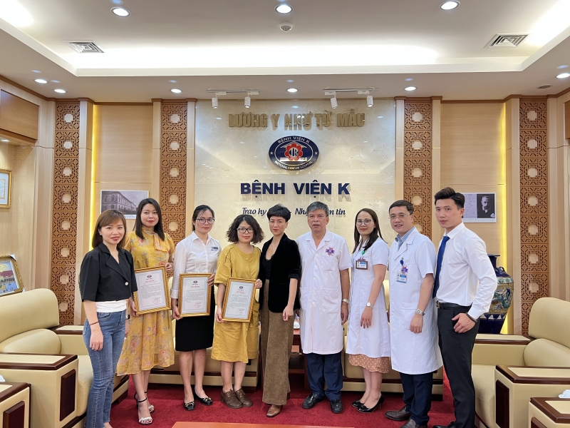 ThS. Lê Văn Quân, Phó Giám đốc bệnh viện K đã trao Thư cảm ơn và chụp ảnh kỷ niệm cùng 03 đoàn tài trợ.