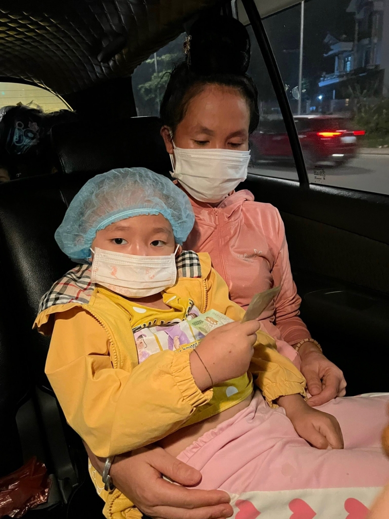 Mẹ con bệnh nhân Là Thị Nguyệt A.6 tuổi, quê tại Sơn La điều trị u sọ hầu tại khoa Ngoại thần kinh, Bệnh viện K được trở về nhà trên Chuyến xe yêu thương miễn phí. Em cũng nhận được quà và tiền mặt nhà hảo tâm trao tặng.