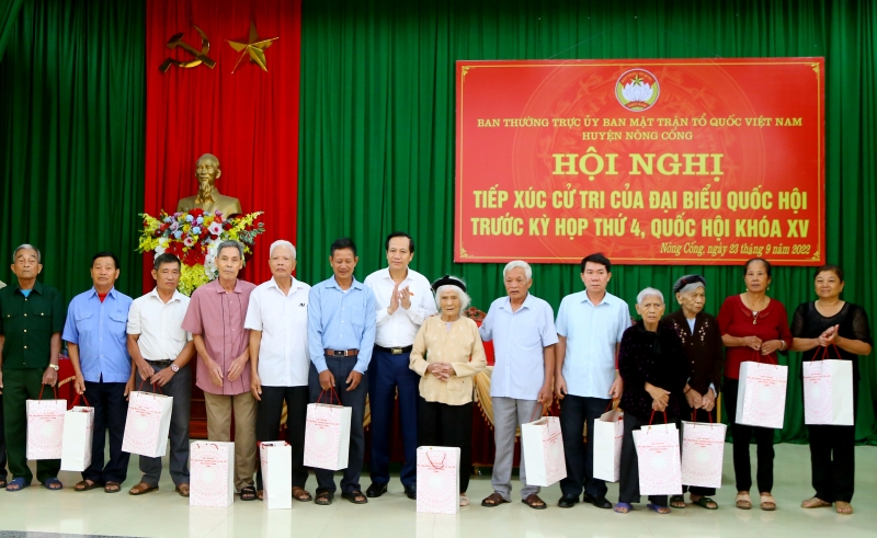 Bộ trưởng Đào Ngọc Dung trao tặng quà cho các gia đình chính sách, người có công huyện Nông Cống