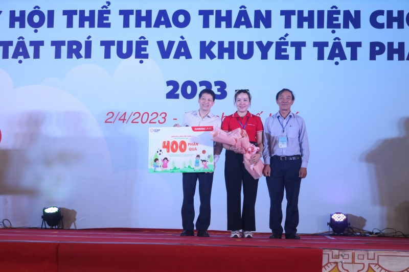 Trao tặng tượng trưng 400 phần quà cho trẻ em khuyết tật