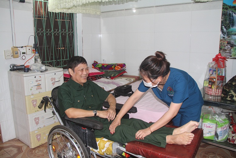Các nhân viên y tế chăm sóc sức khỏe cho các thương, bệnh binh.