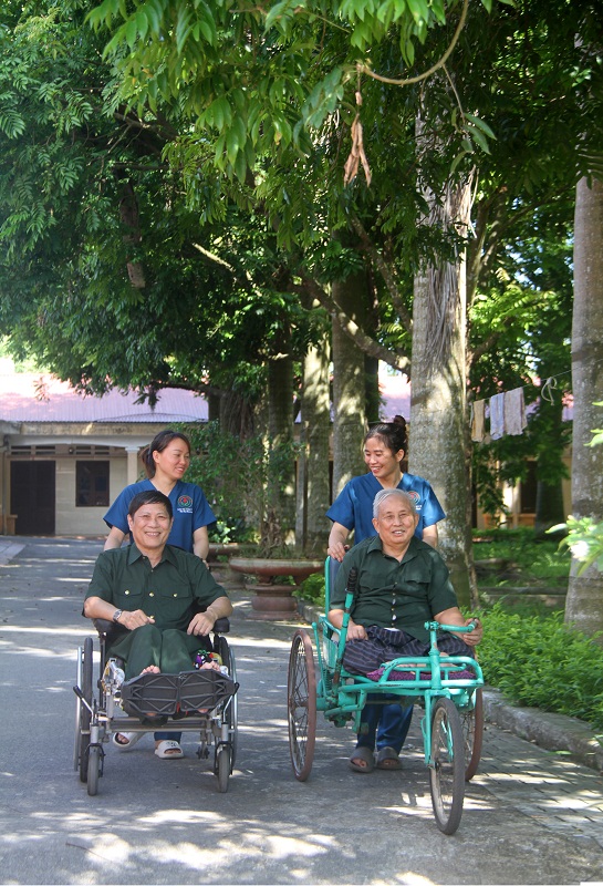 Cuộc trò chuyện của những người con và những người bố không cùng huyết thống tại Trung tâm Điều dưỡng thương binh Duy Tiên.