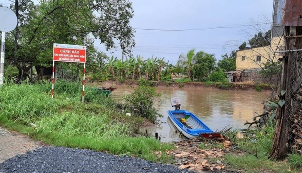 Một hồ có cắm biển cảnh báo phòng, chống đuối nước ở huyện Cư M’gar.