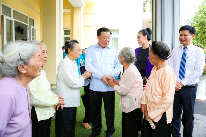 Bí thư Thành ủy Hà Nội đến thăm, tặng quà tri ân người có công với cách mạng